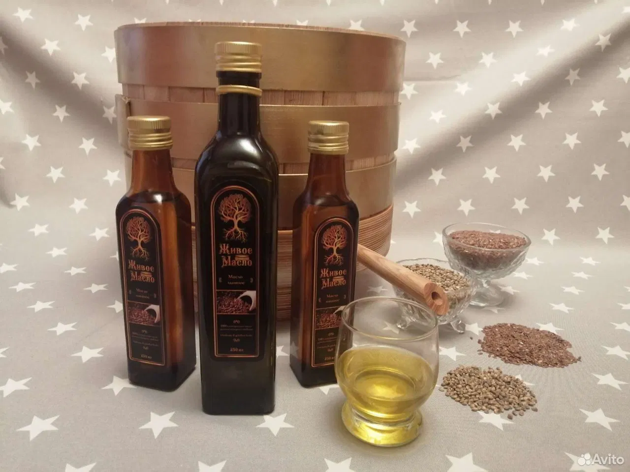 Настоящее льняное масло Живое Масло рядом с дубовым бочонком и семенами